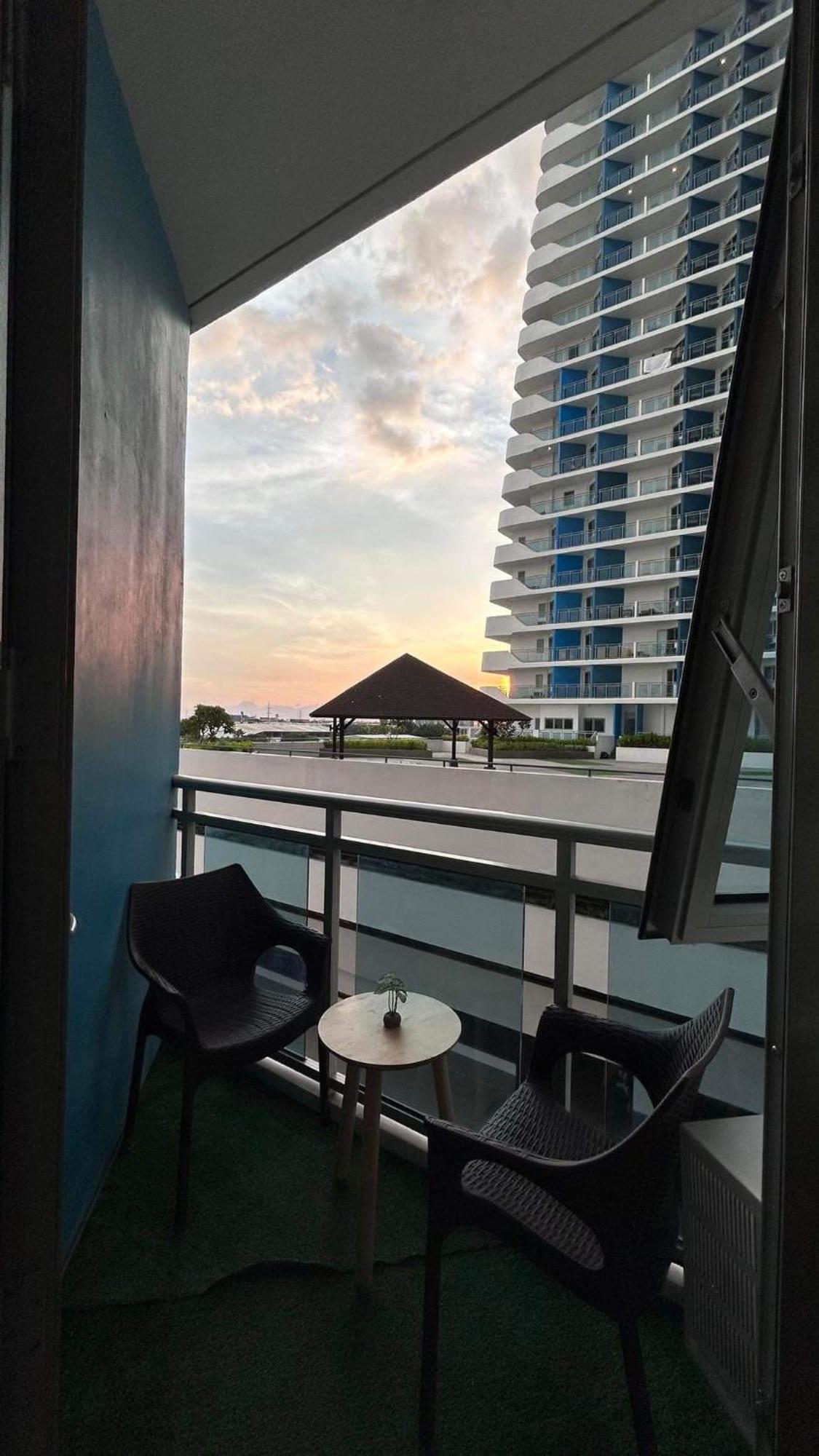 سان فيرناندو Kurlix Suites Of Azure North المظهر الخارجي الصورة